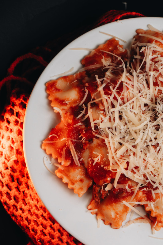 Ravioli sa mesom u kremastom sosu od pečenih paprika: Porodični ručak za ljubitelje italijanske kuhinje