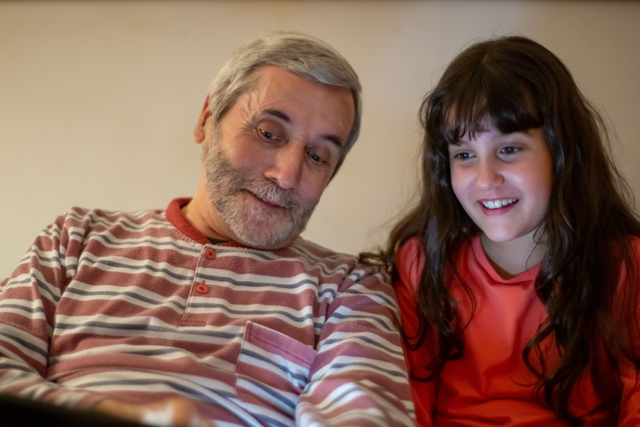 „1300 dinara za ovo?!“ Deda se šokirao kada je video šta je unuka uradila sa igračkom: „Ti baš ništa ne razumeš“