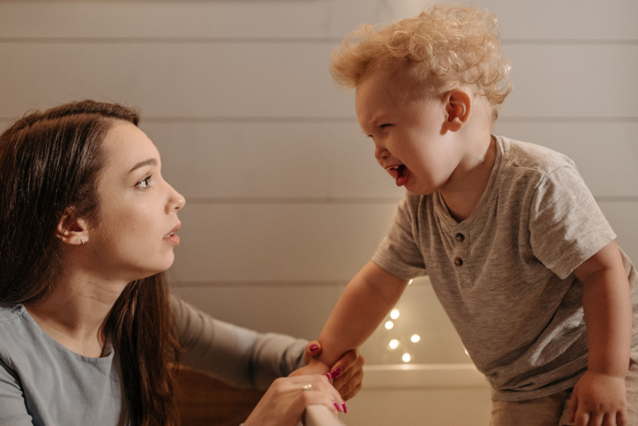 Dete se treska, baca se po podu, a mama odmah popusti: To je najveća greška, tvrdi psiholog