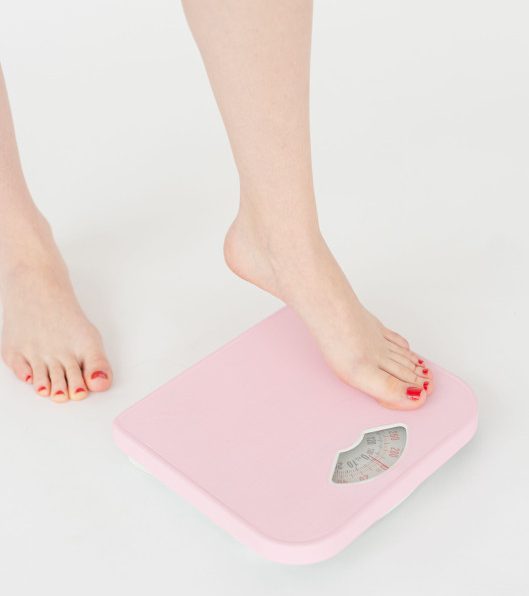 „Kao da se gojim od vazduha“: Zašto se žene u menopauzi goje oko stomaka i koje greške u ishrani prave