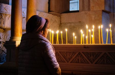 Danas su Zadušnice: Mame, ove običaje morate da ispoštujete